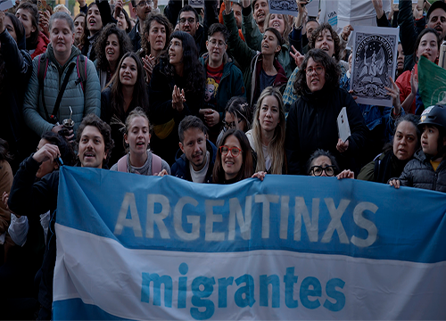 La comunidad argentina en Barcelona organiza una marcha en apoyo de la educación pública y gratuita 